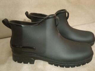 Продам новые резиновые непромокаемые ботинки