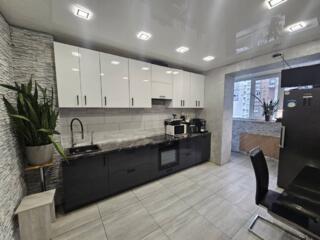 В продаже квартира расположена на среднем этаже, в середине дома, с ..