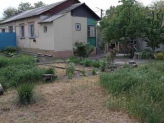 Дом расположен на отдельном участке общей площадью в пять соток. На ..