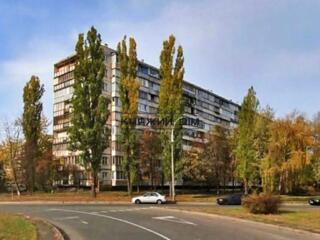 Продаж 2-к квартири на Березняках без ремонту по вул.Березняківській .