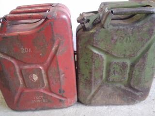 2 Канистры, одна с дефектом. 300 руб.