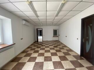 Straseni, spatiu comercial spre chirie, la prima linie, 100 m2.