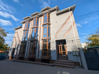 Chirie clădire de oficii cu  locuri de parcare în Centru! Clădirea ...