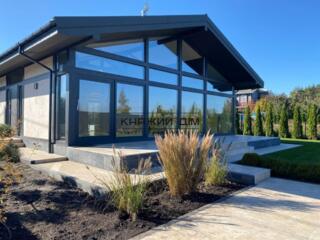 Вишуканий будинок поряд з озером. Котеджне містечко закритого типу. ..