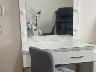 Стол визажиста с зеркалом