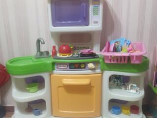 ​Яркая, многофункциональная и очень вместительная кухня для маленького