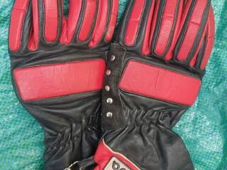 2 шлема и перчатки для управления мотоциклом. Бельцы