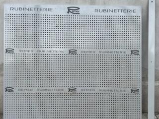 2 новых стенда для крепления товара. Кассовый аппарат