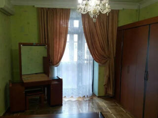 Продам 3х комнатная  квартира в центре (сталинка)