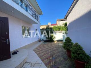 Продается уютный двухэтажный дом всего в 15 минутах ходьбы от моря.