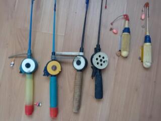 Рыболовные принадлежности для зимней рыбалки.