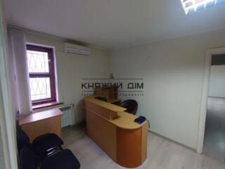 Пропонуеться в оренду офісне приміщення з ресонтом на 1-му поверсі по 