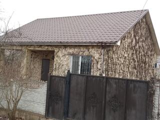 Se vinde în suburbie casă nouă finisată și dată în exploatare