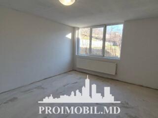 Vă propunem spre vânzare acestapartament la sol cu 2camere și living, 