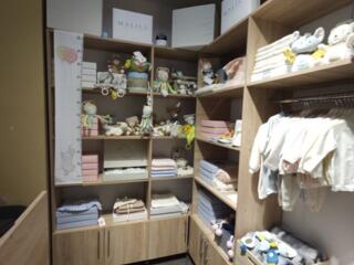 Vând mobilier pentru magazin