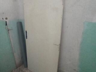 Дверь белая цельная толстая без стекла б/у (высота-202см, ширина-93см)