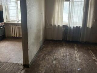 Продам трешку 1/4 под ремонт в центре Днестровска, в р-не Автостанции