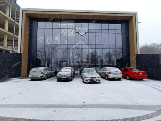 Spațiu comercial cu ieșirea directă spre stradă cu geamuri ...