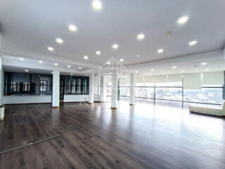 Oficiu modern cu geamuri panoramice la prima linie pe str. V. ...