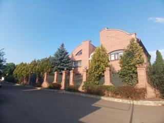 Предлагается к продаже трехэтажный дом на Жолио Кюри.  Построен из ...