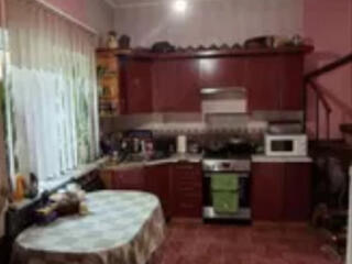 Продам просторный 2-х этажный дом вблизи центра Одессы. Подходит под .