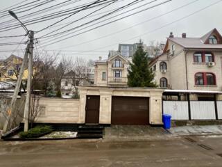 Casă particulară pe str. Anton Crihan — lângă parcul Valea Morilor.