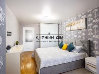 #127969; 3-кімнатна квартира на вул. Драгоманова, 44А.Загальна площа: 