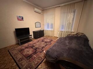 Предлагается к продаже светлая, двухкомнатная квартира в центре ...