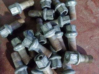 Продам комплект болтов на ауди