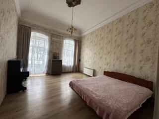 Предлагается к продаже светлая двухкомнатная квартира в самом центре .