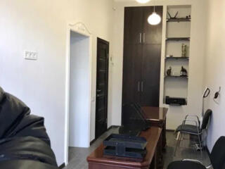 Фасадный офис в центре города.