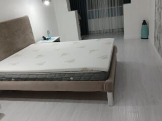 Продам двуспальную кровать в отличном состоянии.