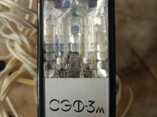 Продаются две вспышки.