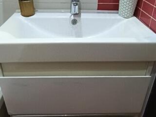 Продам умывальник с тумбой и с зеркалом