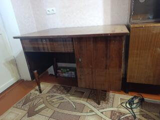 Письменный стол с выдвижными ящиками