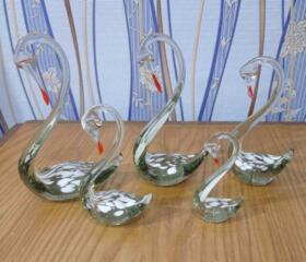 Продам срочно семью лебедей из цветного стекла.