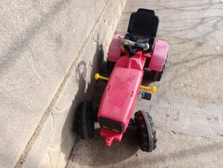 Продам игрушечный трактор.