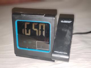 Часы с проектором La Crosse.