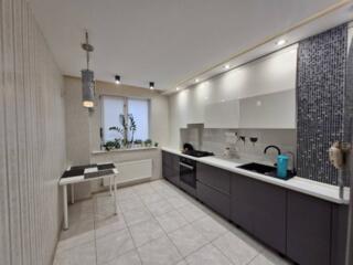 Предлагается к продаже 2х комнатная квартира на первом высоком этаже .