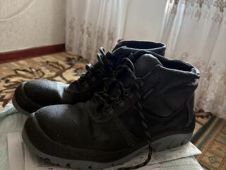 Продам новую рабочую обувь