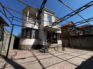 Предлагается к продаже просторный двухэтажный дом общей площадью 220 .