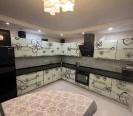 Продаётся трёхкомнатная квартира. Соломенский район, улица Эрнста, 8, 