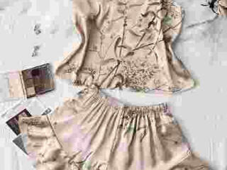 Элегантный атласный пижамный комплект XL; 44
100 руб. Писать в