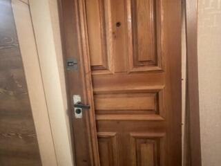 Продам массивную деревянную дверь с коробкой