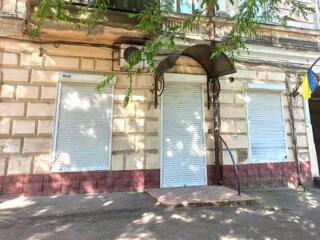 Нежинская: фасадное помещение под офис/магазин в районе Нового базара!