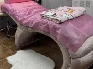 Анатомическая кушетка и материалы для ресниц