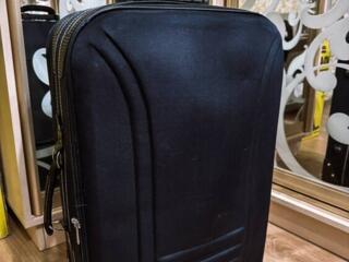 Чемодан среднего размера 450р