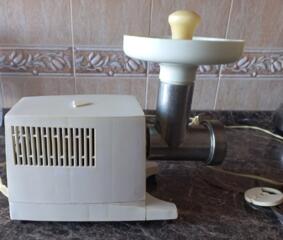 Многофункциональная электромясорубка-овощерезка советских времен