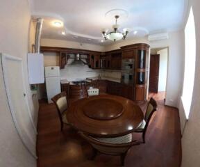 Продам 4 кімнатну квартиру в центрі Києва на вулиці Гоголівська 10. ..