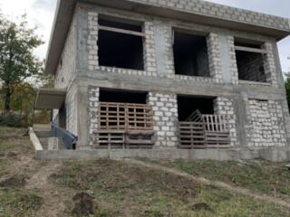 Se vinde casă nefinisată.